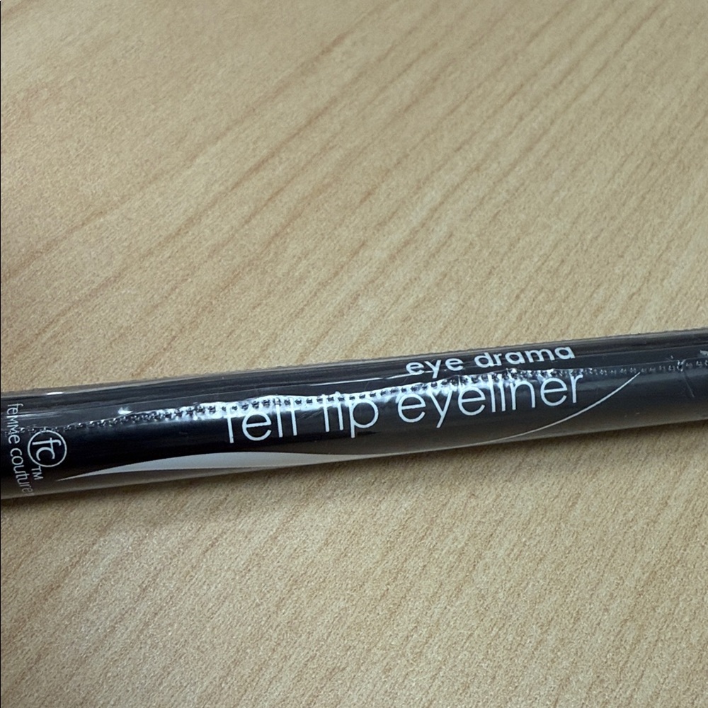 Femme Couture Felt Tip Eyeliner in Black